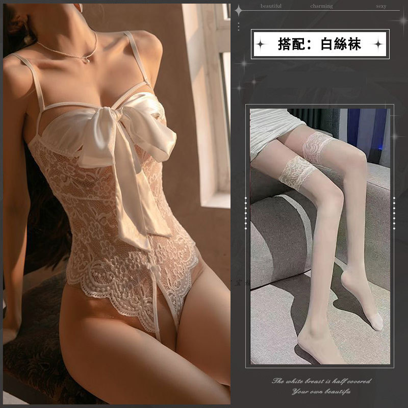 흰색 오픈 점프수트 + 흰색 스타킹