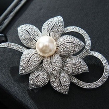 Hot-selling Korean jewelry, high-end rhinestone pearl bow brooch, corsage, fashion clothing accessories