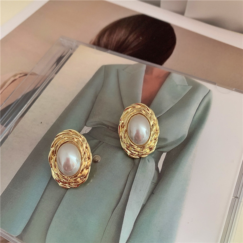 Palace Style Retro Oval Pearl Earrings display picture 7