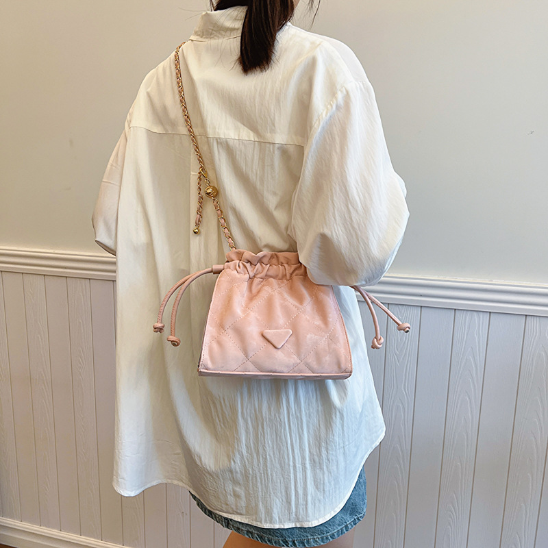 Este año, la moda de diamante con bolso de cubo de agua para mujeres 2024 nuevo estilo estilo