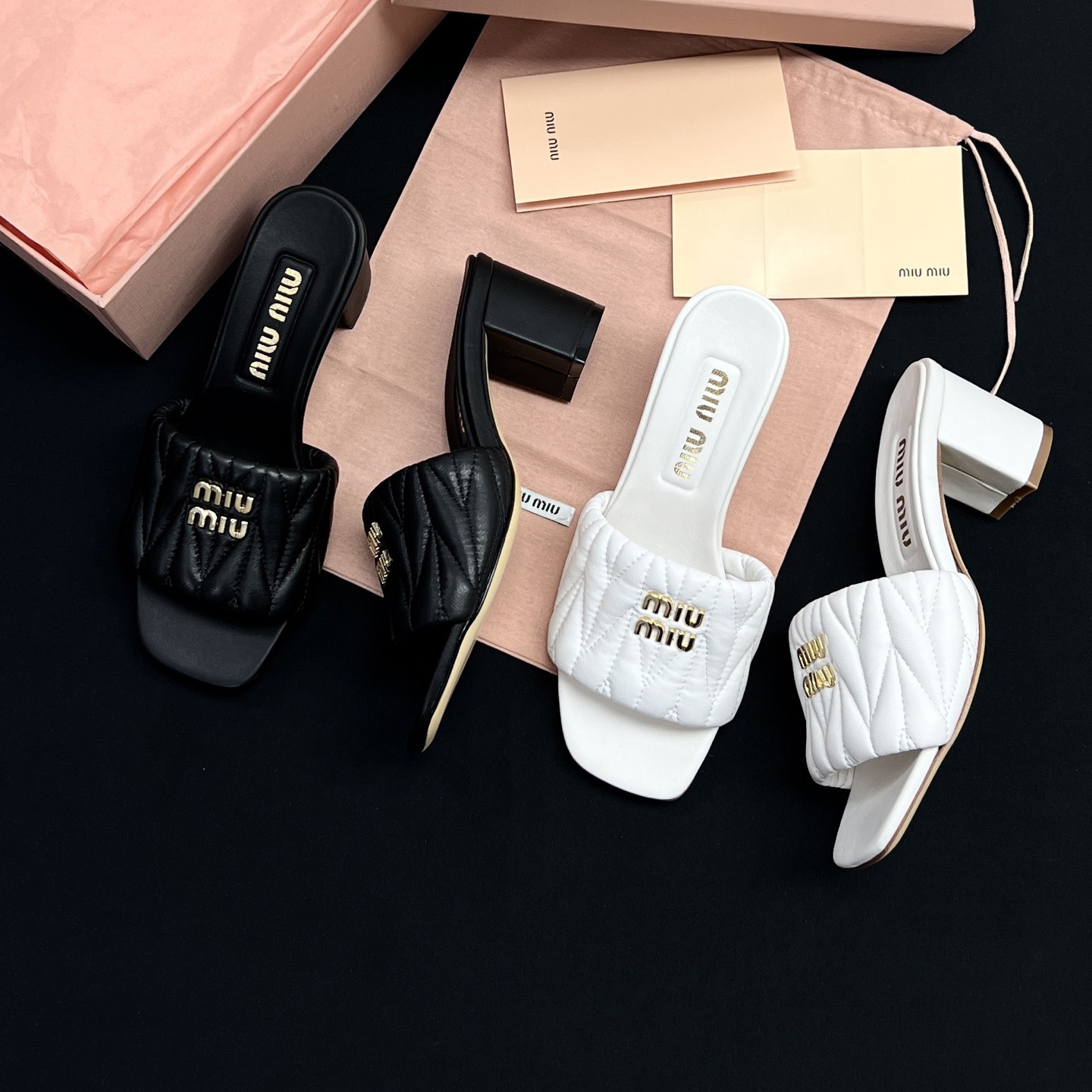 Los nuevos pliegues de cuero francés de Dongguan, zapatillas de un solo carácter con micro-estándar, sandalias casuales de tacón grueso, nuevo estilo de verano