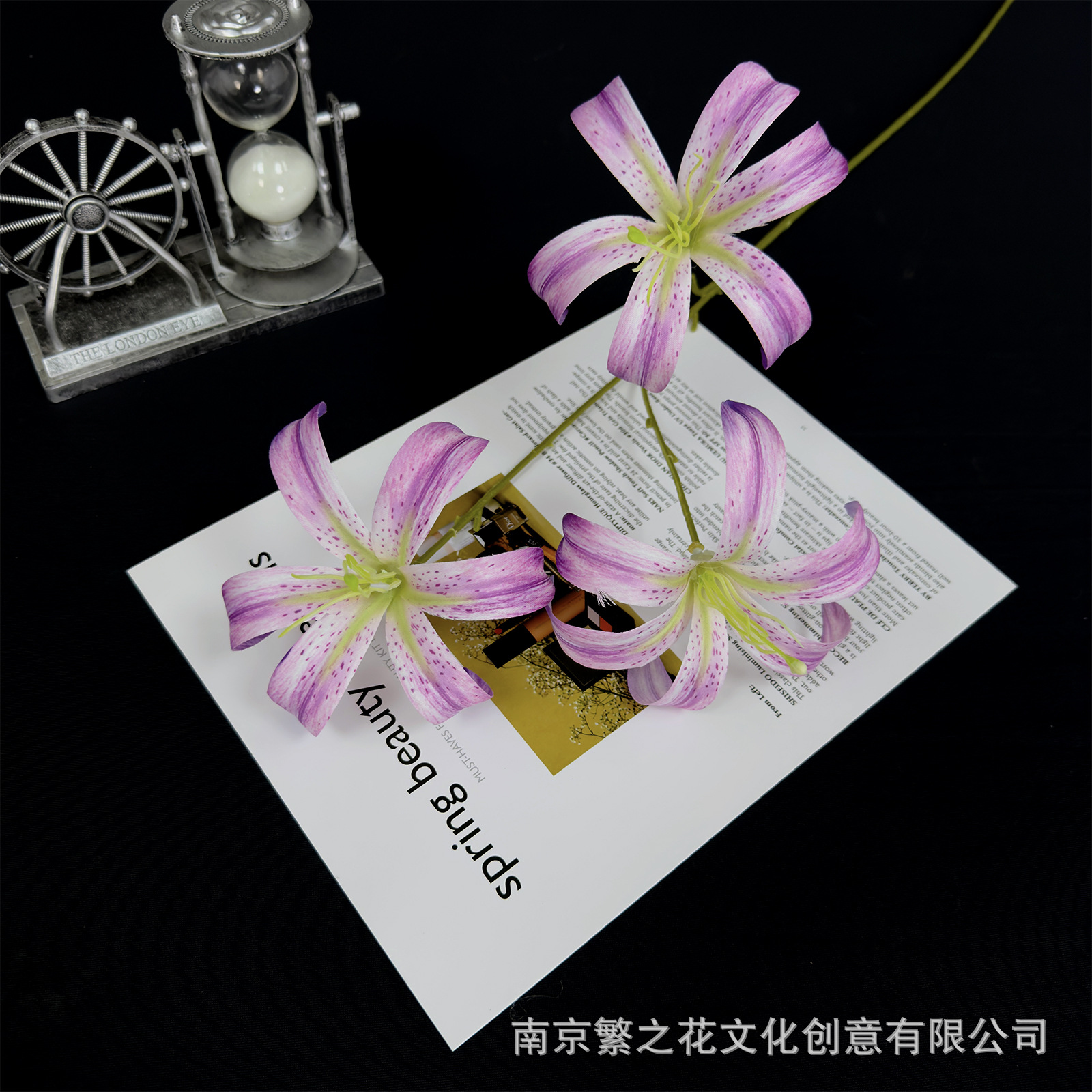 연한 보라색 야생 백합