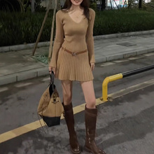 针织连衣裙女秋冬2025新款气质美拉德V领修身显瘦长袖打底短裙子
