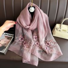 真丝丝巾女春秋长款百搭时尚桑蚕丝围巾冬季洋气妈妈黑色护颈纱巾