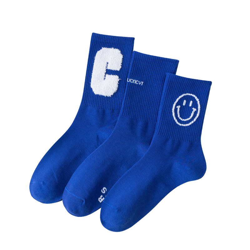 Calcetines de algodón de color puro de otoño e invierno de las mujeres letra grande C estudiante femenino ins moda media pantorrilla Klein azul abajo hilo calcetines de cara sonriente