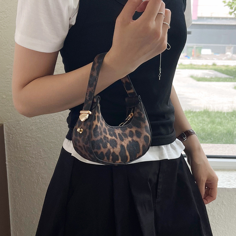 Bolso pequeño para mujeres 2026 nuevo nicho de diseño de tendencia de verano personalidad moda moda moda popular bolso de media luna de hombro bolso axilar