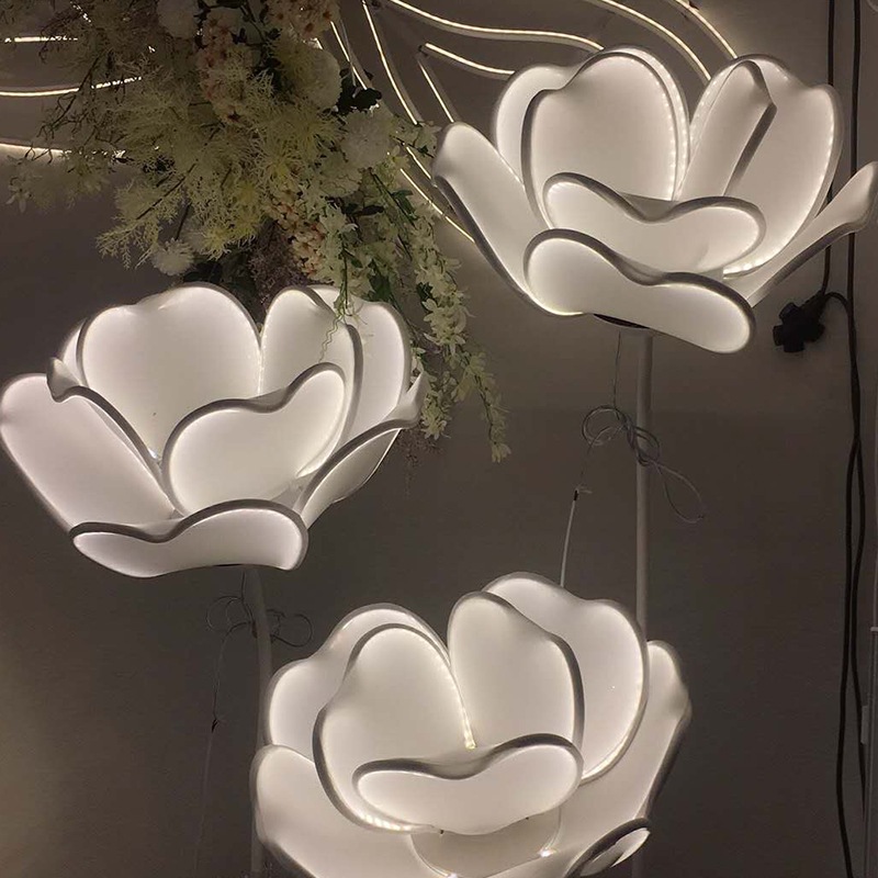Estilo de flores Nuevos accesorios de boda Rosas luminosas Guía de ruta y candelabro Adornos de boda Lámparas decorativas creativas