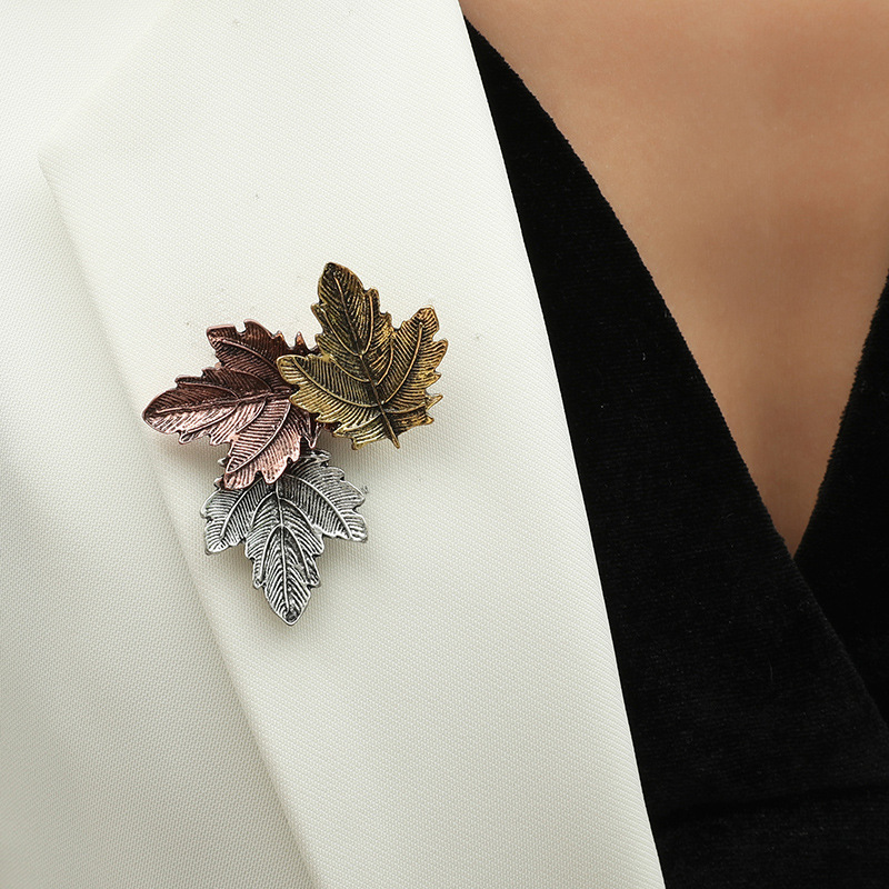 ファッション欧米の宮廷のスーツのシャツの金属の合金のジルコンの滴の油はドリルの高級な3色の木の葉のブローチの男女を入れます。