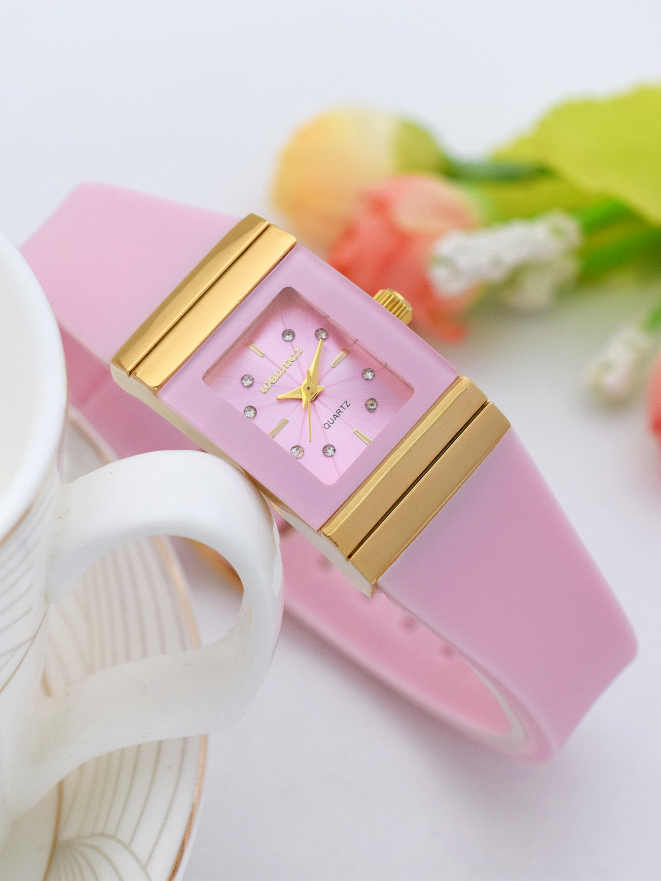 Heiße verkaufende neue kleine quadratische Damenuhr mit Silikonband, modische Damenuhr mit Diamanteinlage, trendige und personalisierte Quarzuhr_voghion.com