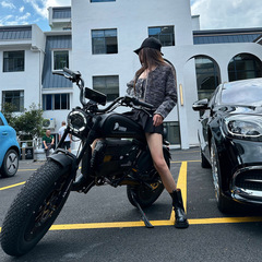 滑り止め付きの幅広タイヤを搭載した電動自転車。ナンバープレート取得可能で、大人や若者向けの通勤用電動自転車です。長距離走行が可能な電動バイクです。