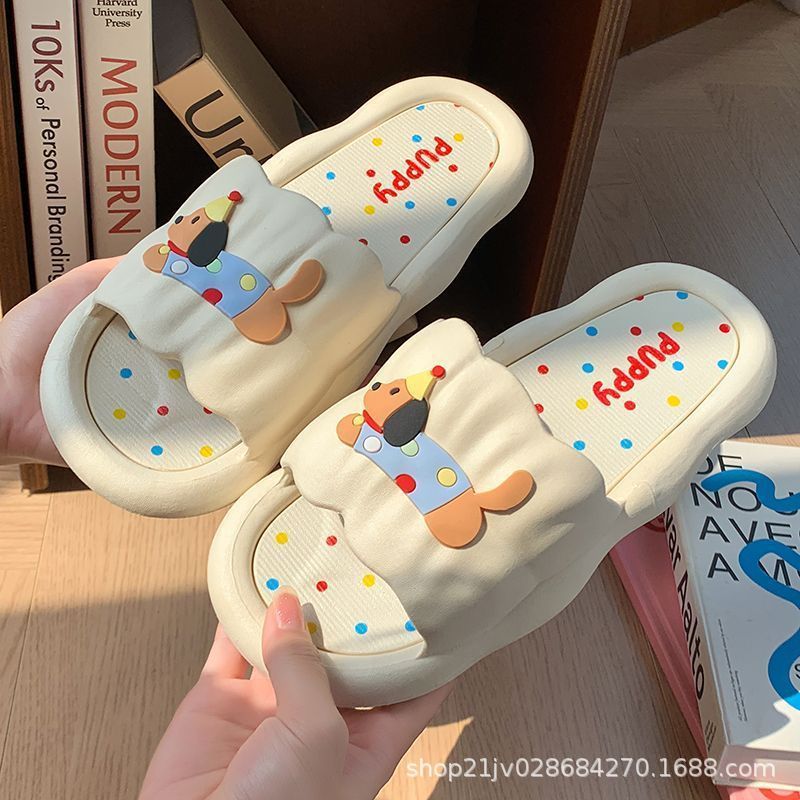 흰색으로 개를 밟는 필름 꽃잎