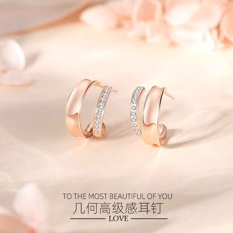 S925 plata geométrica irregular Stud pendientes mujer letra C circón pendientes moda alto sentido inglés joyería al por mayor