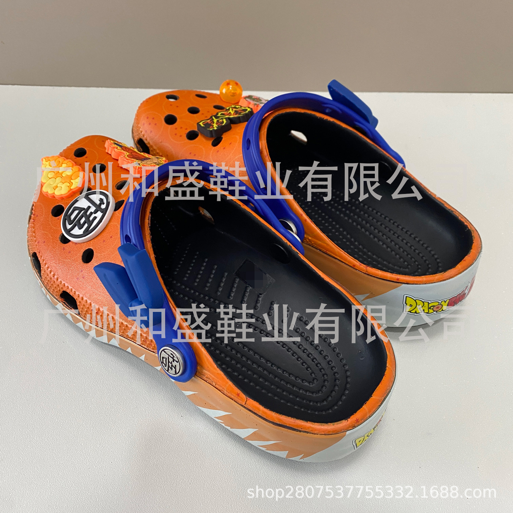 Croos co-branding Goku Dragon Ball Frissa Saru dibujos animados para niños zapatos de agujero zapatos de playa para hombres y mujeres