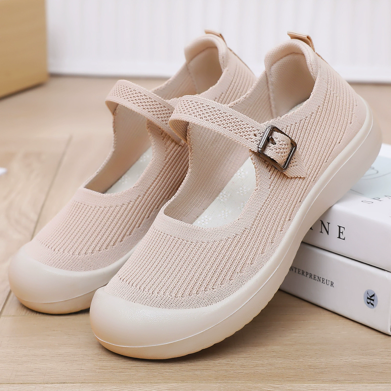 Женские туфли для мам, новая осенняя модель, дышащие туфли с пряжкой, мягкая подошва, удобные и не утомляющие, повседневная обувь, с перфорацией, модные и комфортные женские туфли.