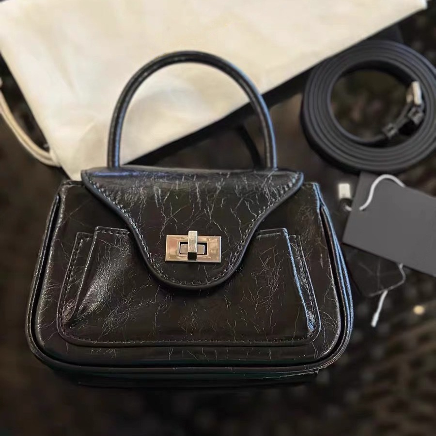 2024 Nieuwe Koreaanse niche-ontwerp hoofdlaag oliewas koeienhuid draagbare crossbody tas, schouder crossbody, eenvoudig en casual_voghion.com