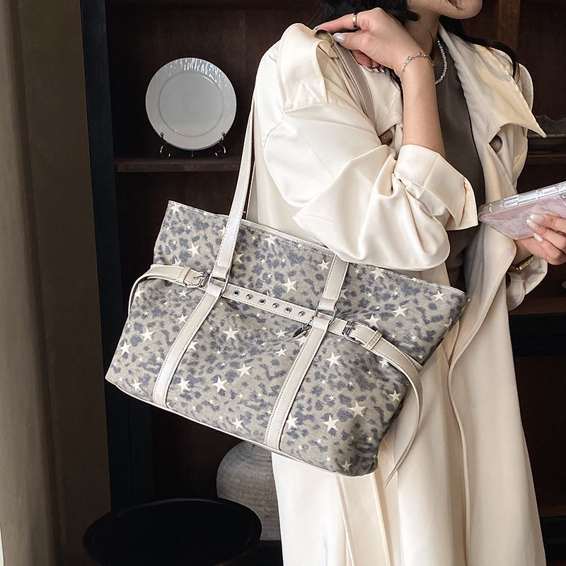 Túi tote đeo vai nách họa tiết da báo cổ điển, form lớn rộng rãi, phong cách tối giản — màu hồng, màu nâu, màu xám chi tiết 15