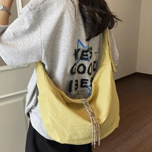 米白肌理泡泡纹月牙托特包软塌慵懒风大学生早八上课氛围感单肩包