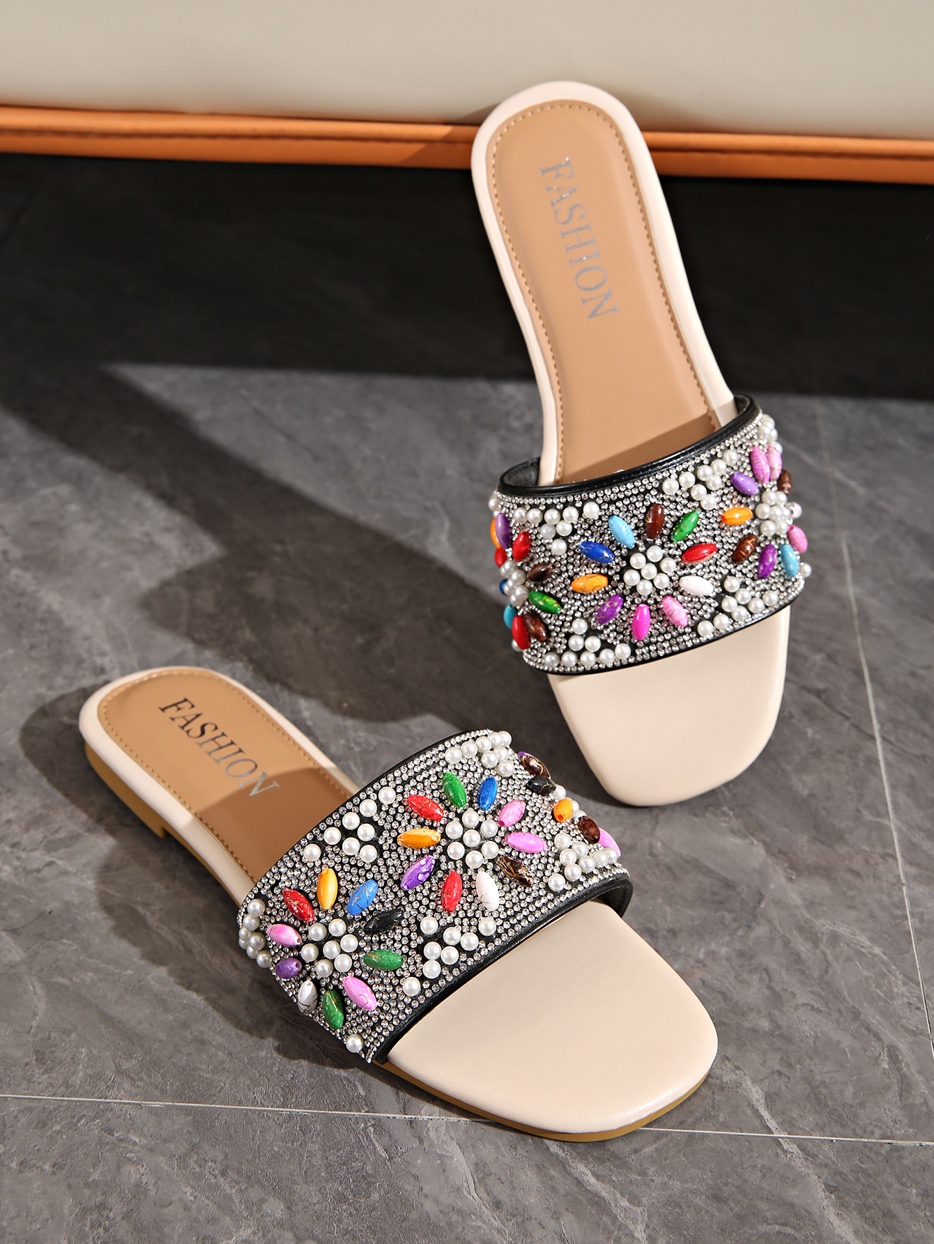 Sandali bassi da donna con strass e perle in stile etnico_voghion.com