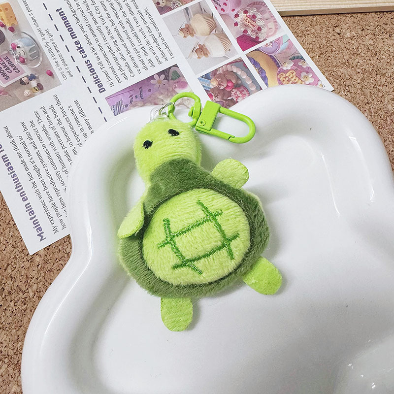 Llavero de peluche con forma de pequeña tortuga, adorable y creativo, ideal como regalo personalizado o colgante para mochila infantil.