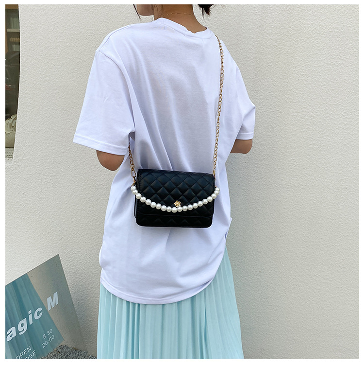 Korean Large Capacity Pearl Chain Messenger Small Square Bag Wholesale display picture 10