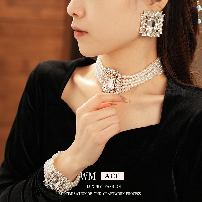 Collar de perlas geométricas con diamantes, diseño ligero de lujo, collar multicapa de moda, conjunto de joyas de alta calidad para mujeres