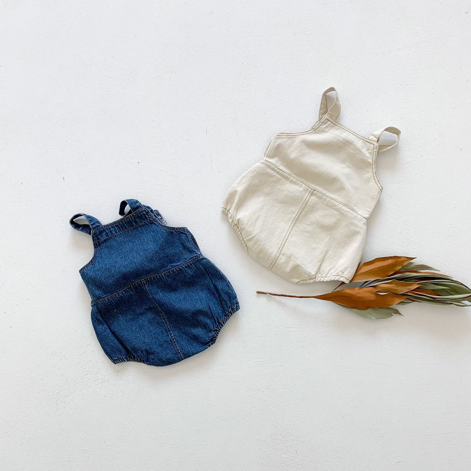 夏の韓国版の赤ちゃんの服の1-3歳の背もたれの連体の服の柔らかいデニムのサスペンダーの服