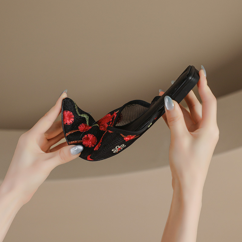 Zapatillas de malla hueca para mujeres de verano, zapatillas de punta de estilo nacional 2024 nuevas zapatillas de mujer frías con una cabeza plana y media zapatillas image 4
