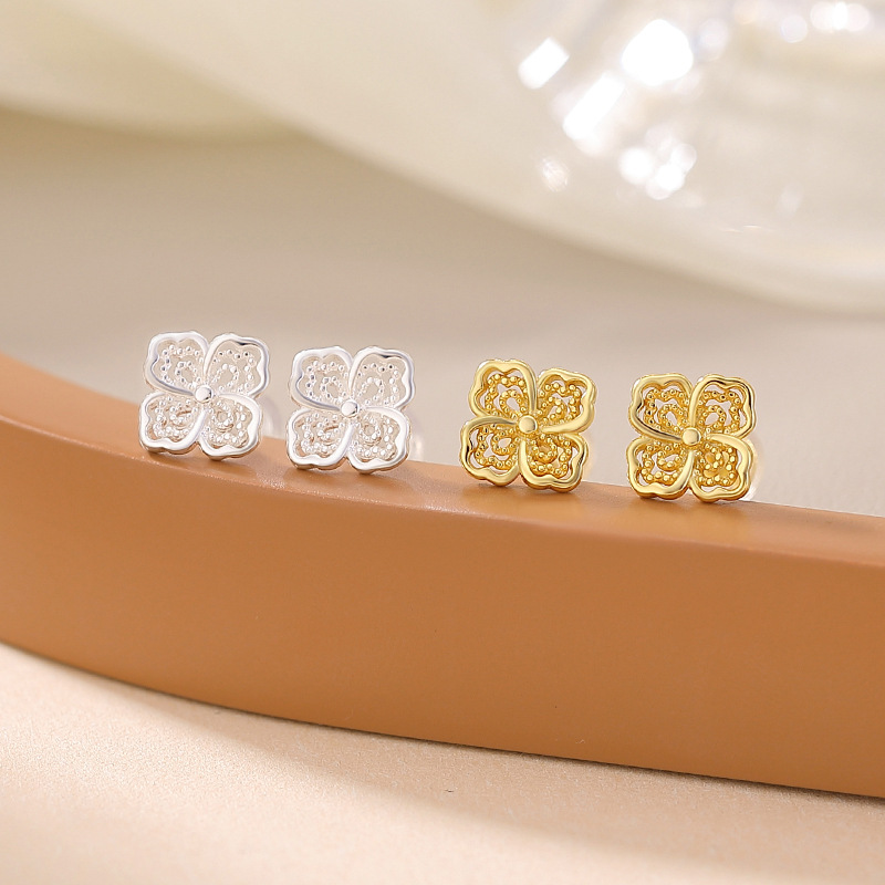Bông tai bạc S925 mạ vàng hình cỏ bốn lá rỗng may mắn — Loại bạc