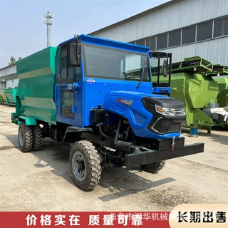 汽车低趴东风豪沃四轮撒料车规模化养殖大型饲料投喂机双侧出料机