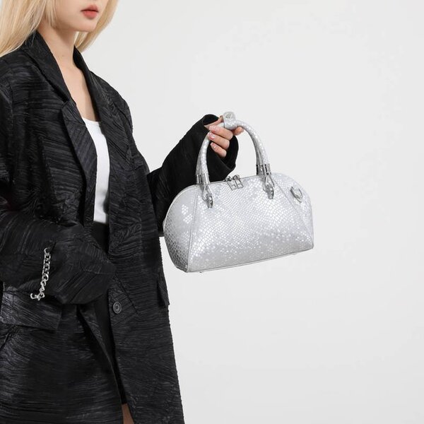 capacious retro fashionable one-shoulder bag
