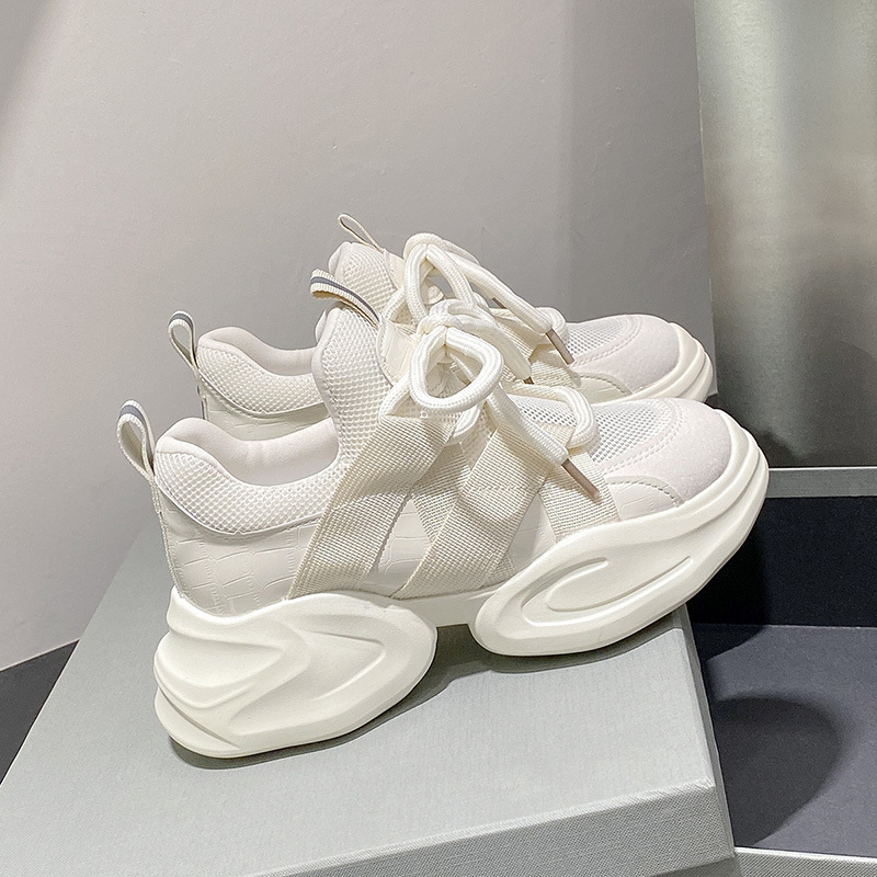 Zapatos para mujeres de primavera y otoño 2024 nuevos zapatos deportivos casuales blancos con suela gruesa muffin
