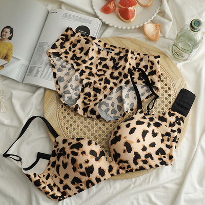 1804 sexy sujetador estampado de leopardo traje inalámbrico pequeño pecho plano Sujetador push up ajustable de una sola pieza de ropa interior sin costuras