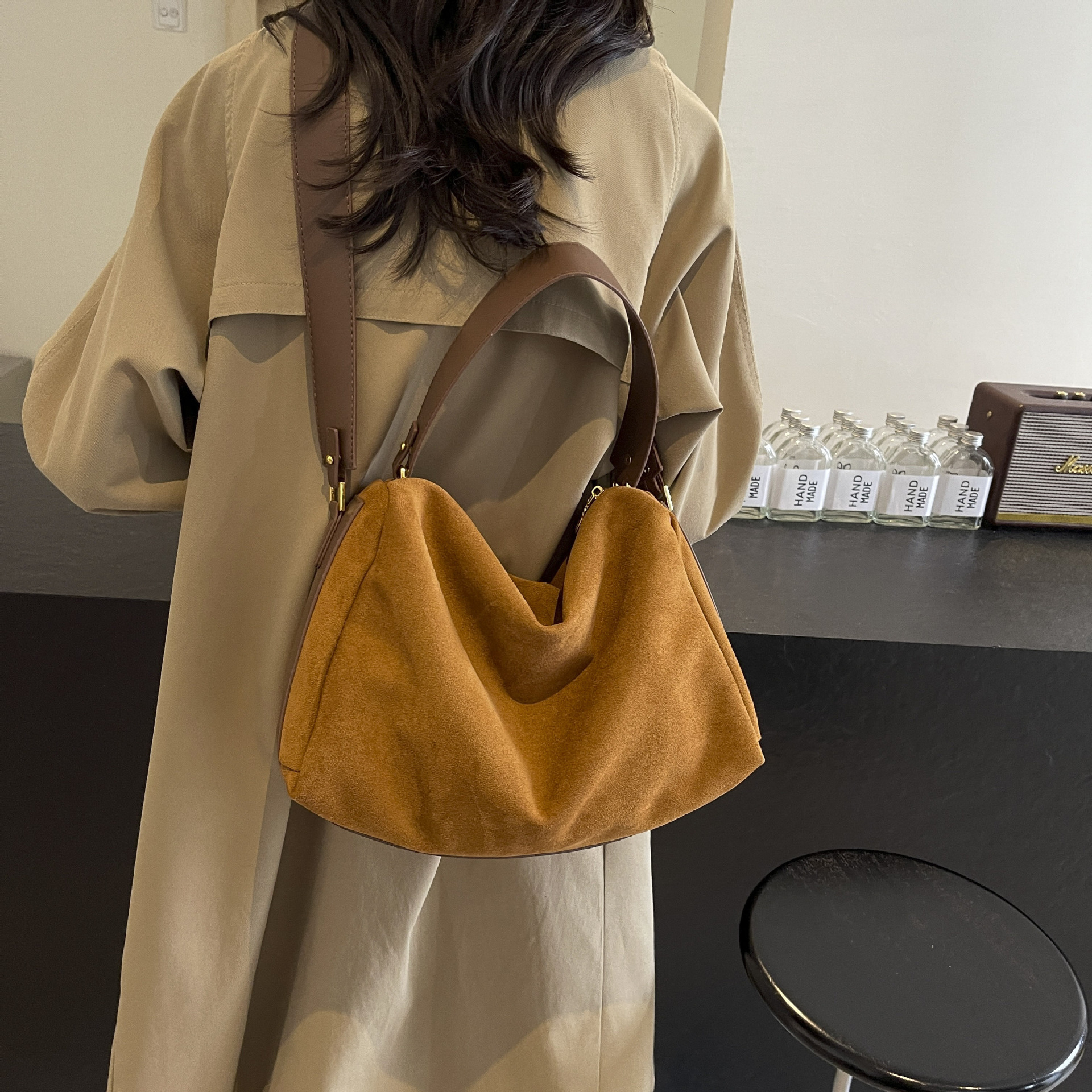 Bolsos de nicho para mujer 2024 nuevo bolso de almohada de gamuza versátil de alta calidad bolso de mensajero de un solo hombro portátil de gran capacidad