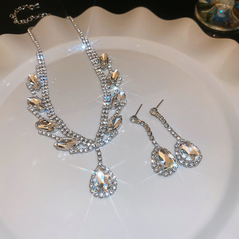 Conjunto de pendientes de collar de flecos cuadrados con diamantes transfronterizos Moda retro Cadena de clavícula de lujo ligero Joyas de nicho de alta gama