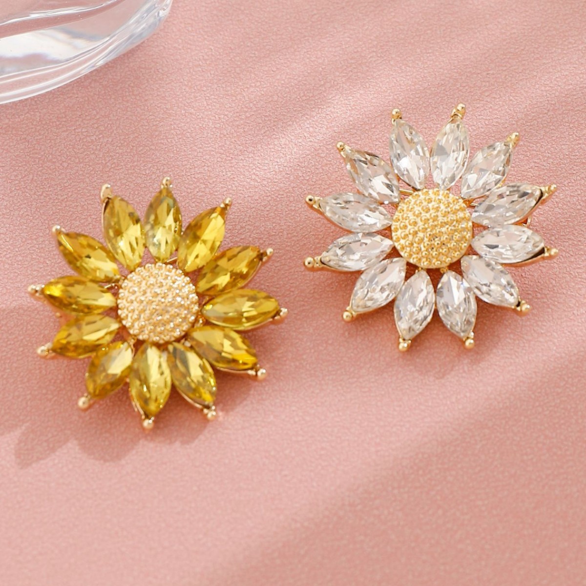 2025 new high-end fashion sunflower crystal brooch female Korean sunflower corsage cute pin accessories