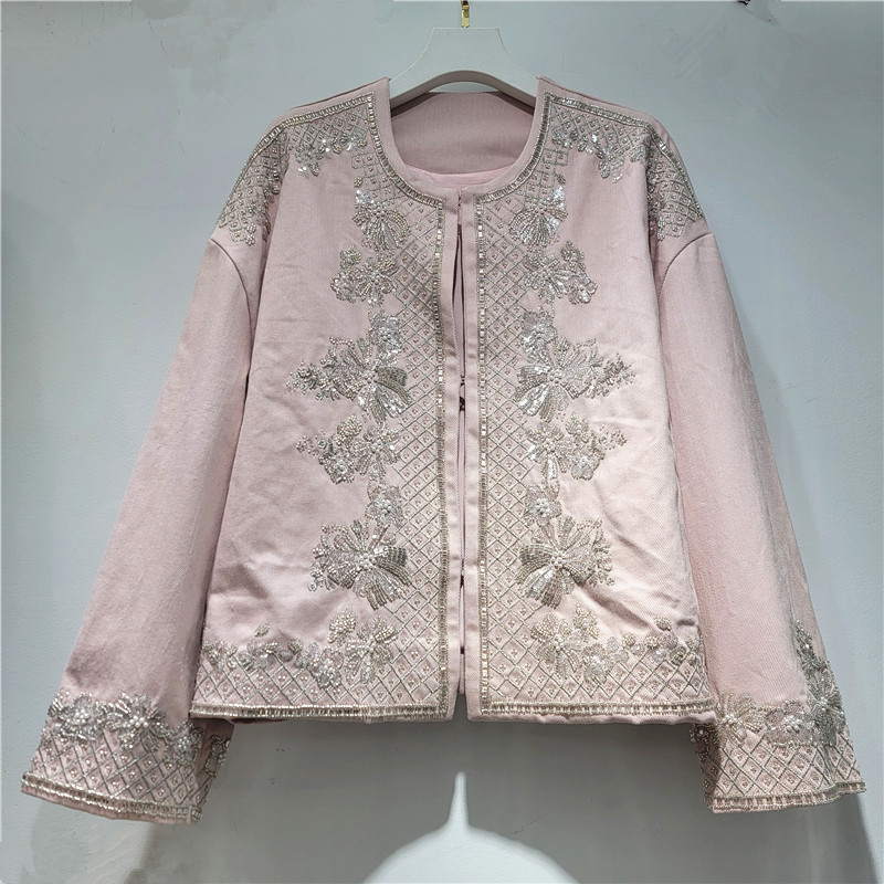Estación europea 2026 primavera nueva moda versátil cuello redondo industria pesada clavos bordados cuentas mujeres sueltas delgadas moda femenina