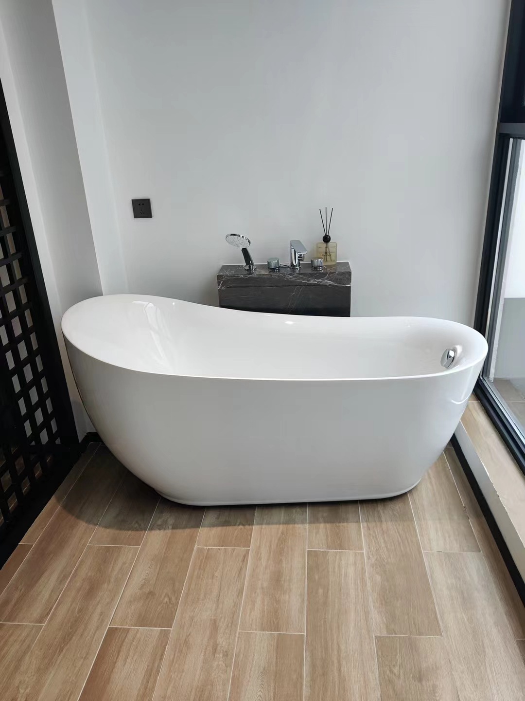 Fábrica de Foshan venta directa ovalada alta bañera acrílica hotel residencial popularidad en línea bañera independiente para adultos
