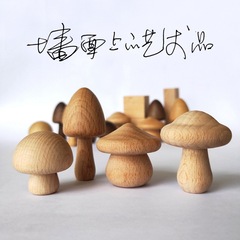 フックの強力な荷重は、穴を開けないでください。キッチンの壁の浴室のドアの後ろに服を掛けてフックを貼り付けます。