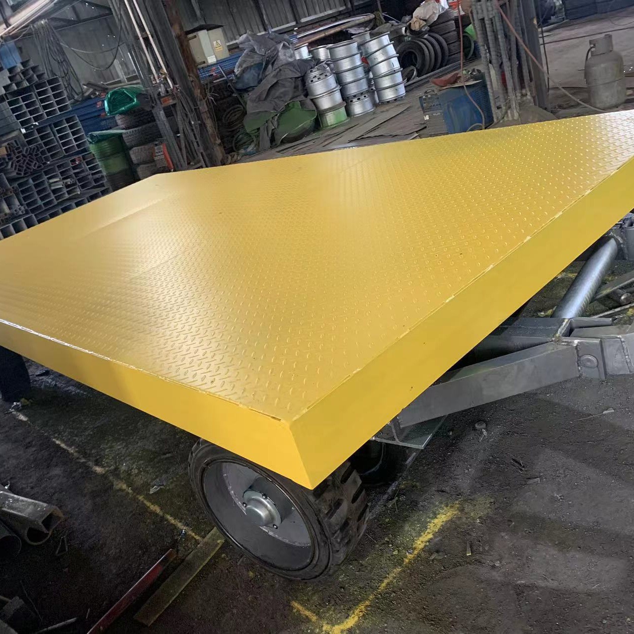 El vehículo de transporte de equipos subterráneos de tracción pesada para la minería funciona de manera estable