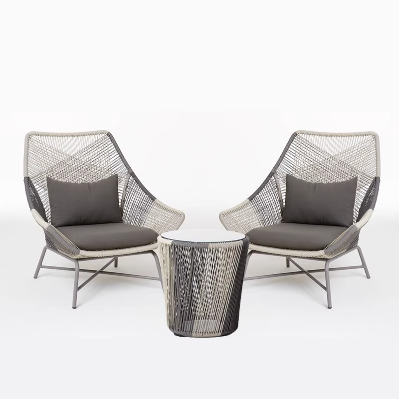 의자 2개 + 작은 커피 테이블