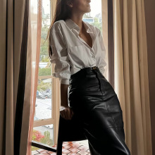 高智感穿搭小香风休闲白色衬衫黑色pu皮半身裙职业套装女2025秋季