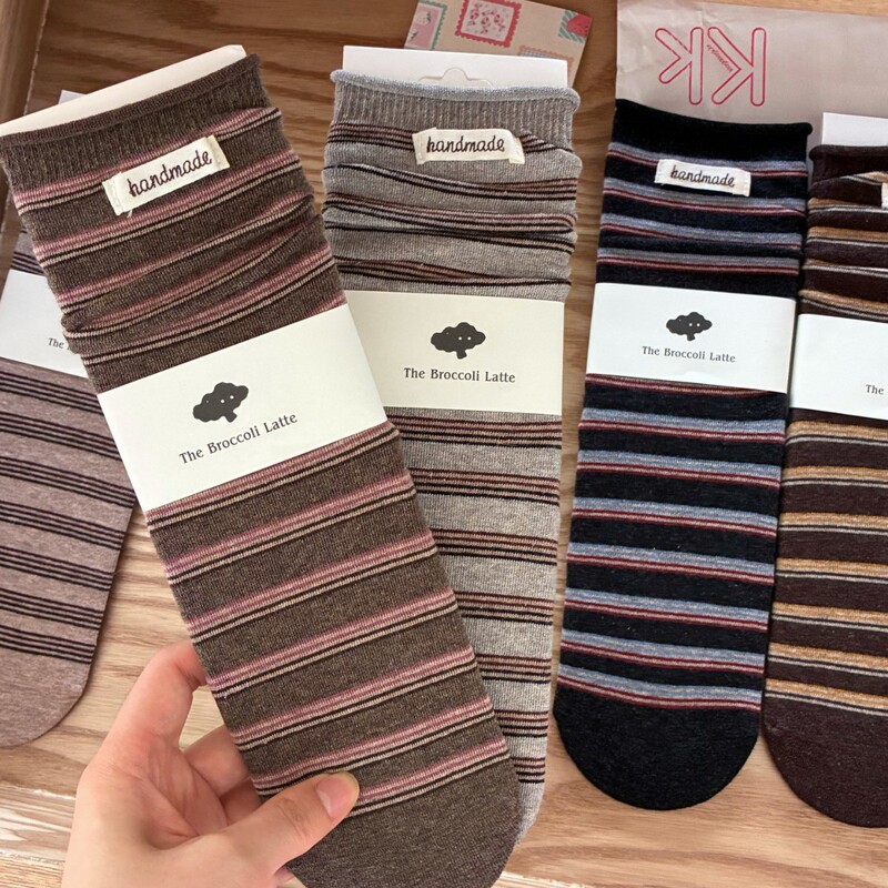 IOULOR Korean Dongdaemun autumn and winter striped mid-calf socks, breathable and casual cotton socks for women, with a preppy style