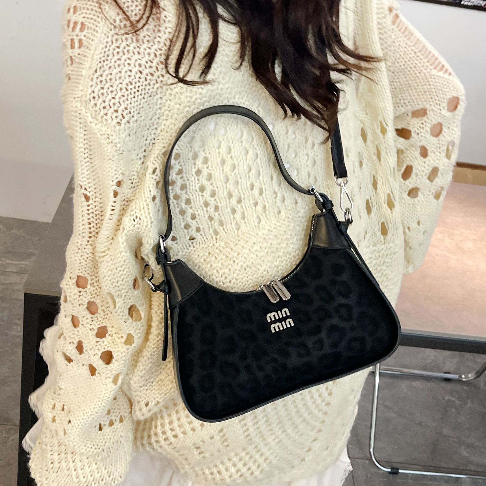 Niche Zhong bolso de brazo de diseño mujer 2025 nuevo estilo de alta sensación de bolso de hombro universal de moda con patrón de leopardo mochila