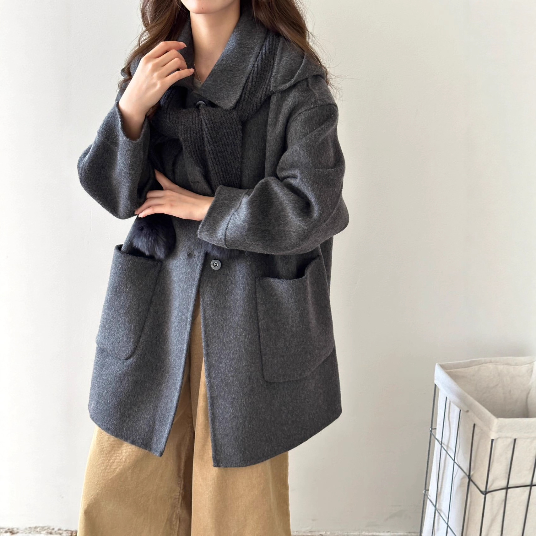 짙은 회색