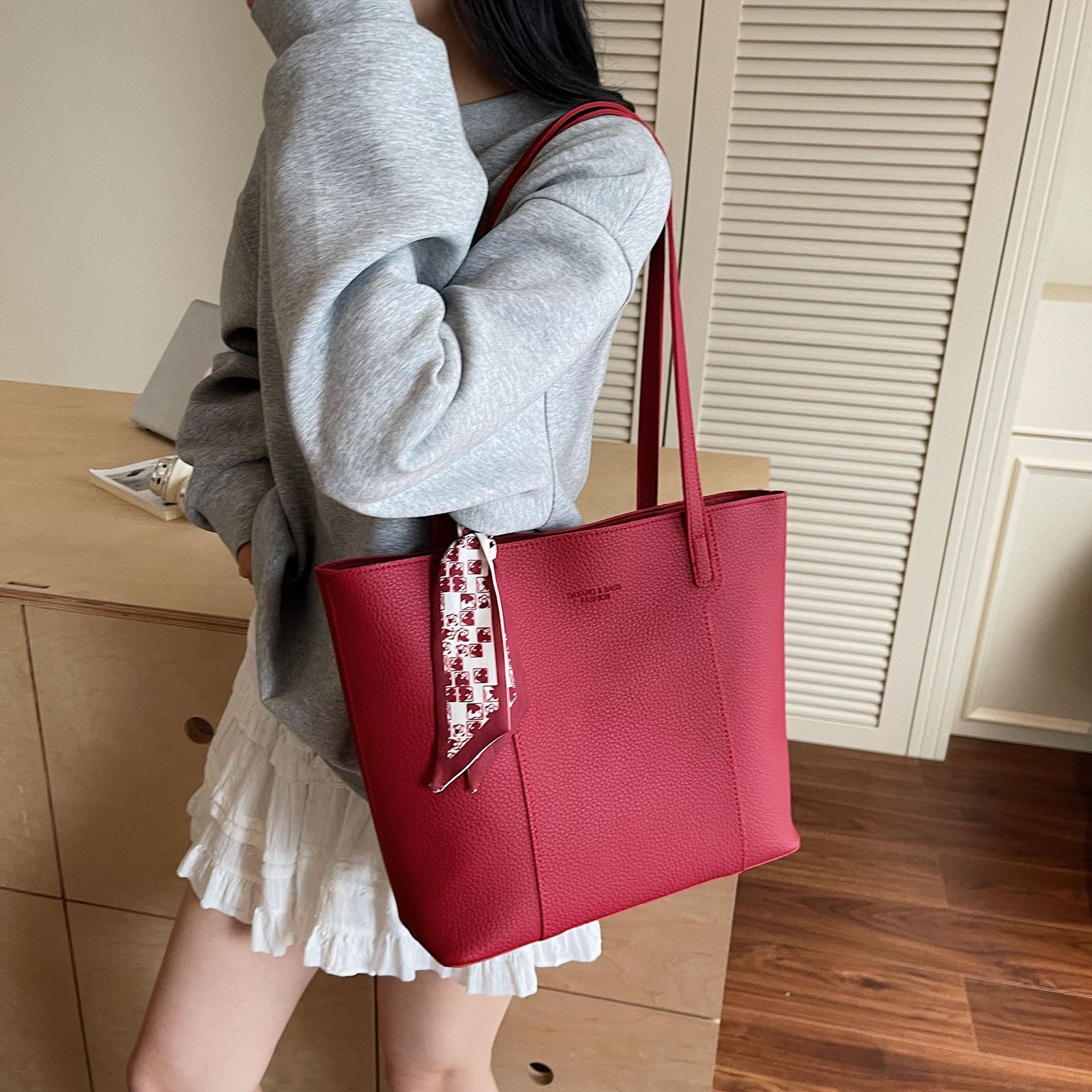 Bolso rojo de gran capacidad para mujeres versátil 2025 nuevo bolso de hombro casual simple para trabajar bolso de viaje
