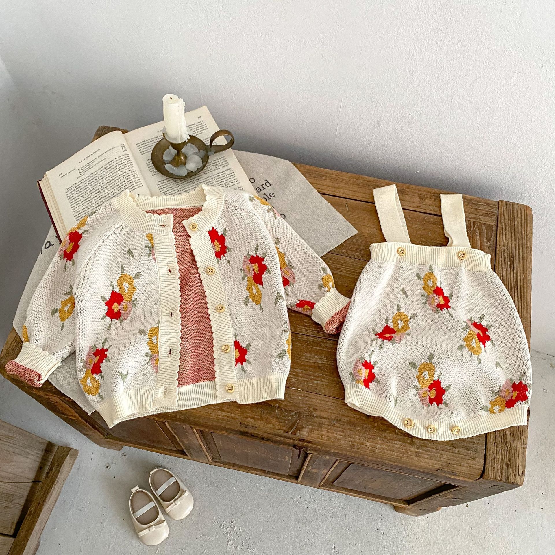 Ensemble 2 pièces veste + bretelles en coton tricoté jacquard classique pour bébé et enfant, automne 2024_voghion.com