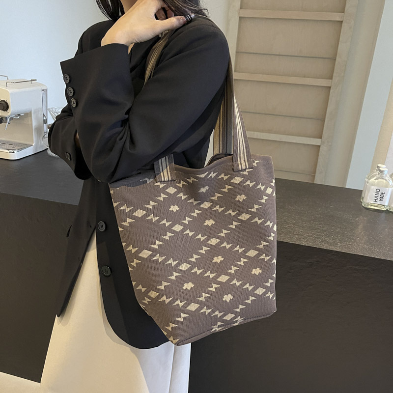Single-shoulder bag, black and white large-capacity shopping bag, handbag, single-shoulder striped fashionable and versatile knitted color-blocking tote bag Item Picture