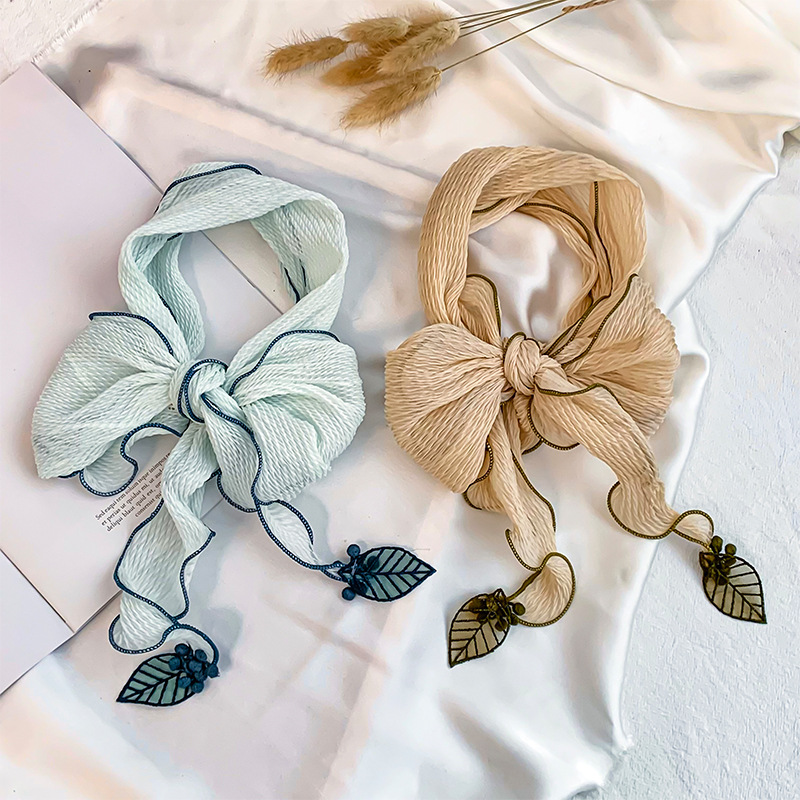 Bufanda triangular babero femenino nuevo estilo bufanda de seda plisada de todo fósforo sentido de alta calidad colgante de hoja pequeña bufanda de cuello bufanda decorativa