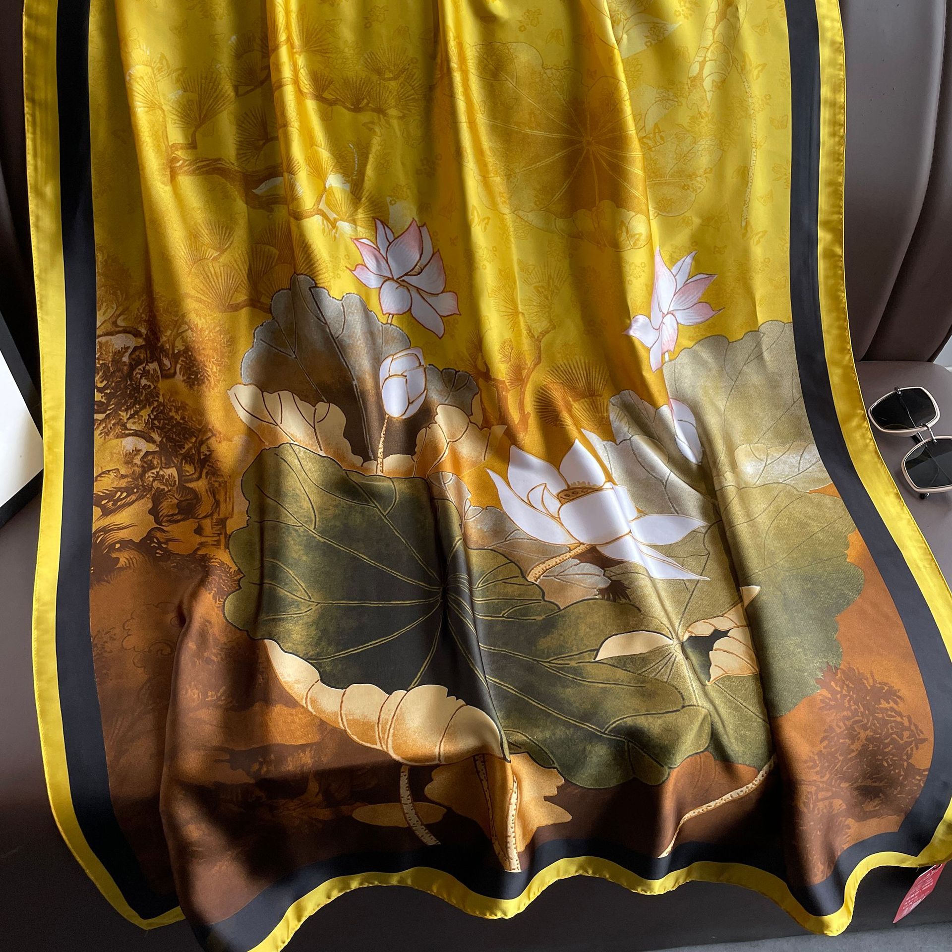 Bufanda de brocado de estilo chino elegante protector solar Toalla de playa primavera y verano Delgado Lotus impreso bufanda de seda artificial