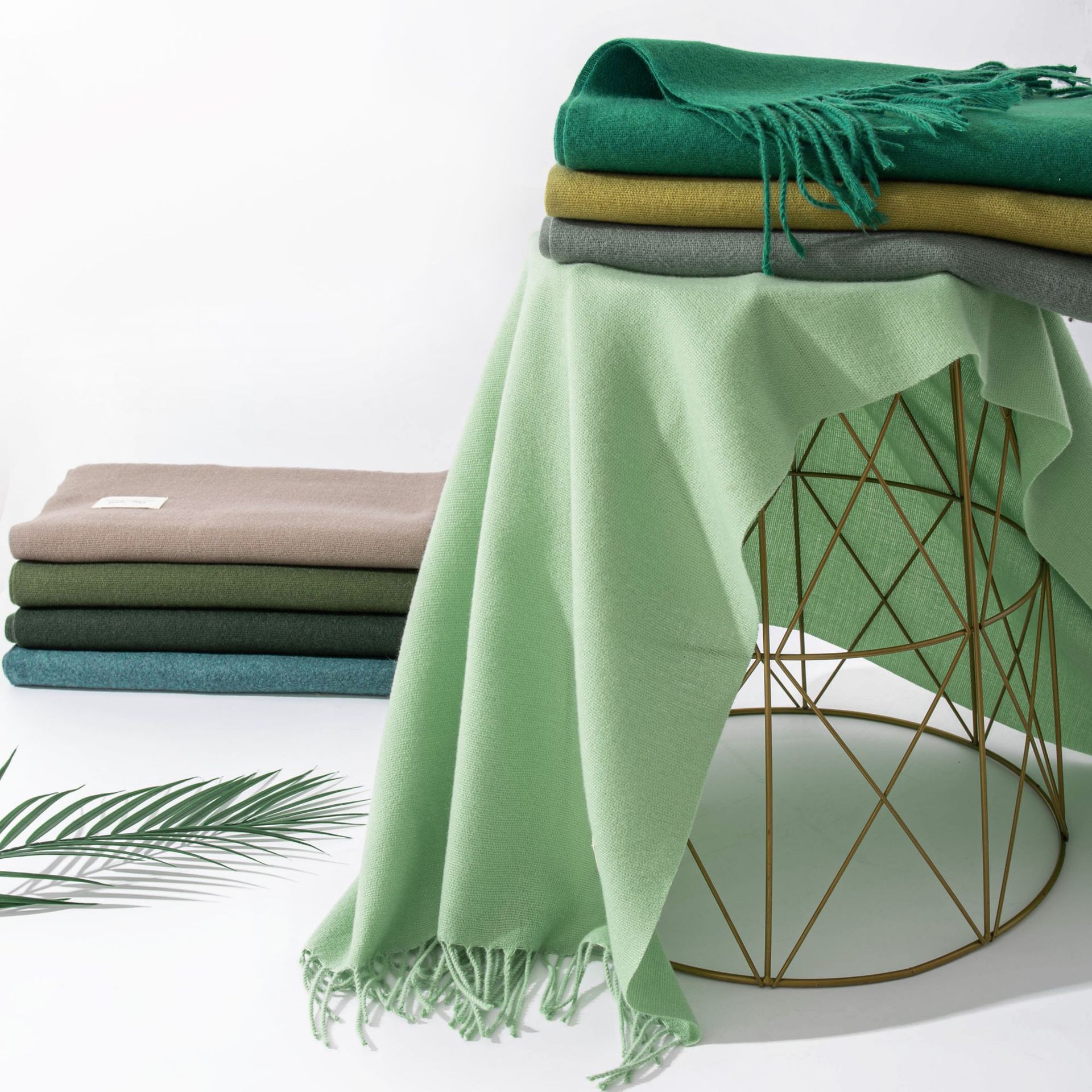 2024 Winter Neuer roter Ankola-Schal für Damen mit luxuriösem grenzüberschreitendem europäischen und amerikanischen Kaschmirschal_voghion.com